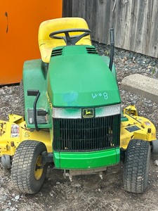 lot 8 image: John Deere LX188 Lawn Tractor