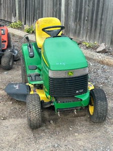 lot 15 image: John Deere LX280 Lawn Tractor