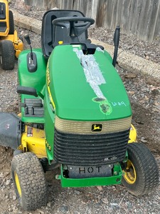 lot 9 image: John Deere LX255 Lawn Tractor