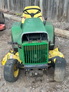 lot 17 image: John Deere 318 Lawn Tractor
