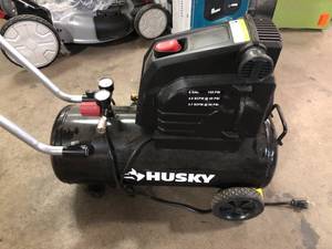 lot 26 image: Husky 8G 150 PSI Hotdog Air Compressor Customer Returns See Pictures