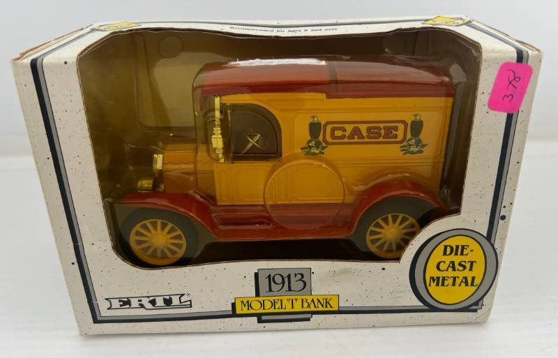 lot 9 image: Two Ertl Collectibles Die-Cast Metal Banks 1  ( Case ) 1926 Bulldog 1 1990 (  Case ) 1913 Model T