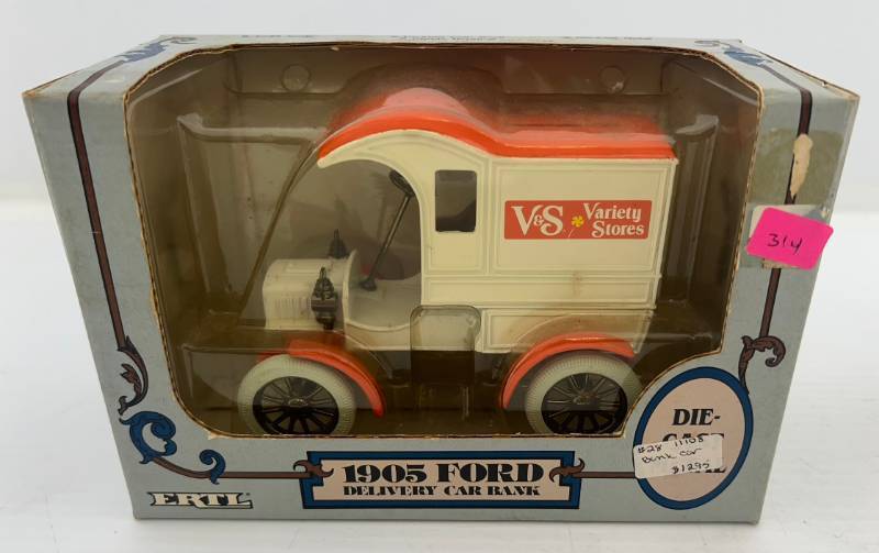 lot 10 image: Two Ertl Collectibles Die-Cast Metal Banks 1 1995 ( Fleet Farm ) Ford Model T 1 1988 ( V&ampS Variety Stores ) 1905 Ford Delivery Car