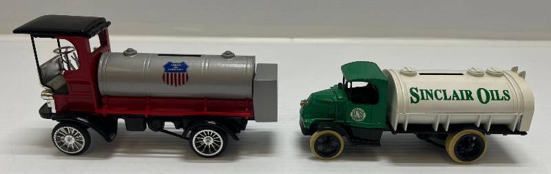 lot 33 image: Two Ertl Collectibles Die-Cast Metal Banks ( No Boxes ) 1 ( Sinclair Oils)  1926 Bulldog 1 (  Union Oil Company ) 1910 Mack Tanker