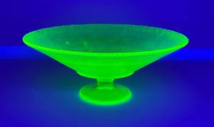 lot 79 image: Vintage Yellow Iridescent Vaseline Glass Bowl