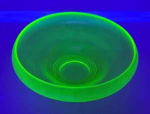 lot 80 image: Vintage Yellow Iridescent Vaseline Glass Bowl