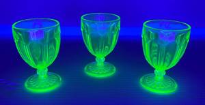 lot 84 image: Vintage Uranium Glass Small Cups 3 14 x 2