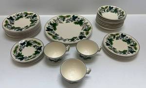 lot 150 image: Spode Green Garland Dinnerware