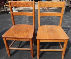lot 7 image: PAIR OF OAK CHAIRS (NOT ARM CHAIRS)