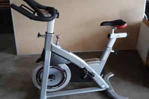 lot 13 image: SPIRIT SPIN BIKE