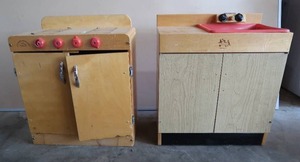 lot 14 image: KIDS WOOD  KITCHEN SET