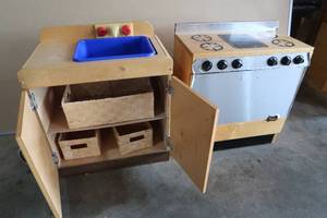 lot 18 image: KIDS WOOD KITCHEN SET