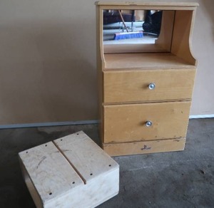 lot 19 image: SMALL KIDS SIZE SHELF