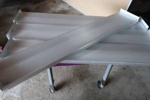 lot 24 image: 4 FLUORESCENT LIGHT FIXTURES