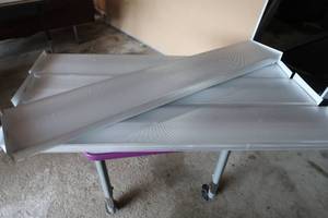 lot 25 image: 4 FLUORESCENT LIGHT FIXTURES