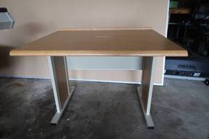 lot 27 image: COMPUTER TABLE