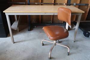 lot 38 image: VINTAGE METAL TABLE AND OFFICE CHAIR