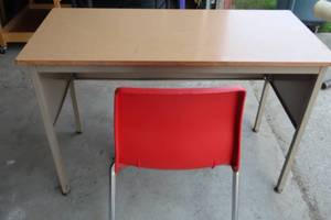 lot 60 image: STUDENT DESK  ROLLING CHAIR