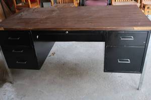 lot 63 image: METAL DESK
