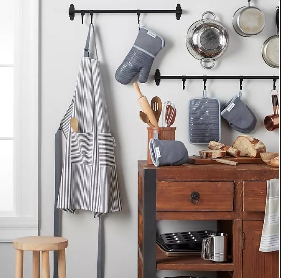 lot 586 image: NEW Sur La Table 5-Pc. Kitchen Textile Set - Apron, Oven Mitt, Potholder, Mini Mitt - Gray