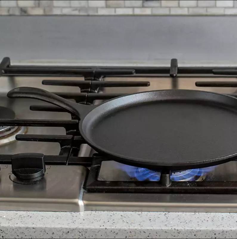 lot 554 image: NEW Lodge Cast Iron 3-Piece Cookware Set, Includes 8 Skillet, 10.5 Griddle, 13.25 Skillet