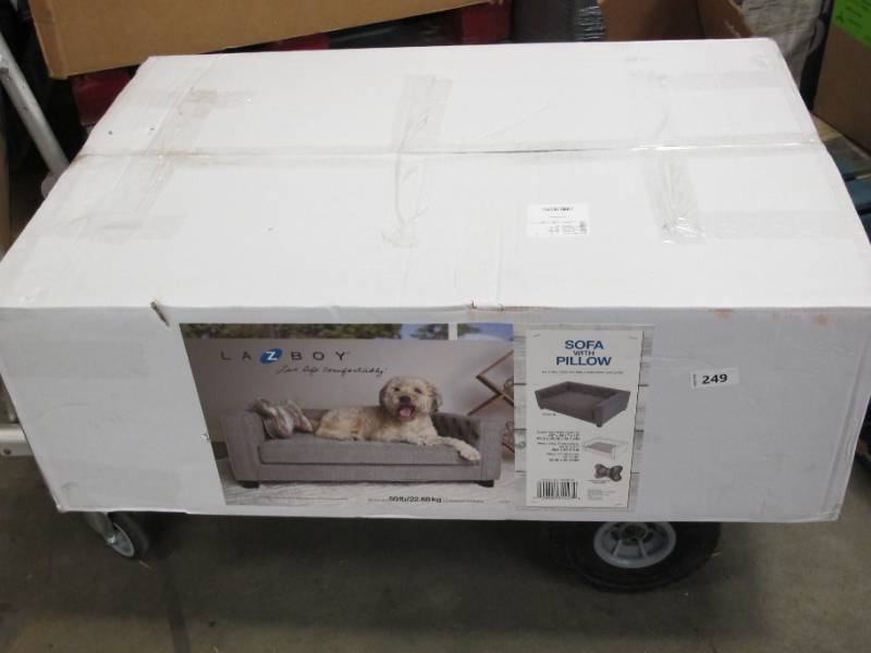 lot 386 image: La-Z-Boy Franklin Dog Sofa with Pillow