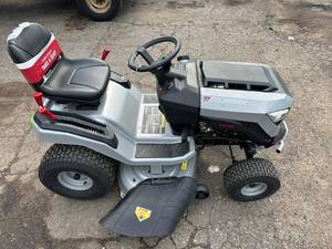 lot 44 image: Murray MT200 42 in. 19.0 HP 540cc EX1900 Series Briggs and Stratton Engine Automatic Gas Riding Lawn Tractor Mower Customer returns in working order tested