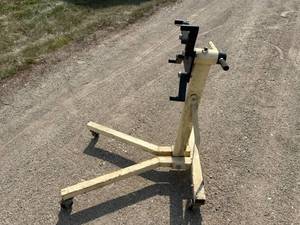lot 18 image: Heavy Duty 1250 Capacity Engine Stand