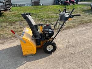 lot 29 image: Cub Cadet AWD 526 Snowblower