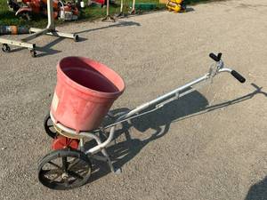 lot 33 image: Broadcast Spreader