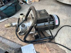 lot 61 image: Barracuda 1HP Portable Lawn Sprinkling Pump
