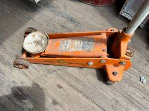 lot 109 image: 2 14 Ton Hydraulic Floor Jack