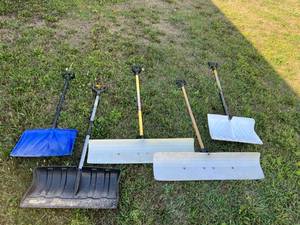 lot 117 image: Snow Shovels
