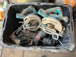 lot 128 image: Tote of Makita & DeWalt Cordless Tools
