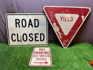 lot 175 image: Decommissioned Road Signs
