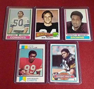 lot 45 image: (5) Vintage Football Cards