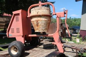 lot 15 image: CONCRETE BARREL MIXER ON TRAILER