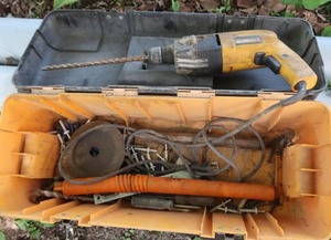 lot 16 image: DEWALT DW523 PLUS LOTS OF BITS