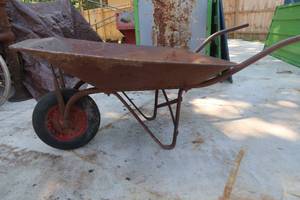 lot 24 image: WHEEL BARROW