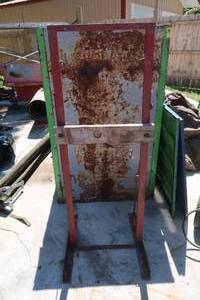 lot 32 image: METAL STAND