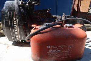 lot 34 image: MERCURY 9.9 MOTOR WITH GAS TANK