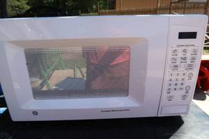 lot 43 image: GE MICROWAVE