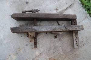 lot 49 image: VINTAGE WOOD VISE