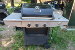 lot 82 image: GAS GRILL