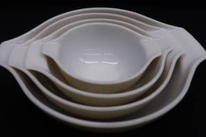 lot 104 image: VINTAGE PYREX NESTING MIXING BOWLS
