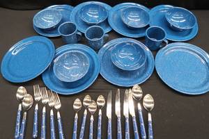 lot 105 image: HEAVY DUTY CAMPING DISHES IN SPECKLED BUE PATTERN