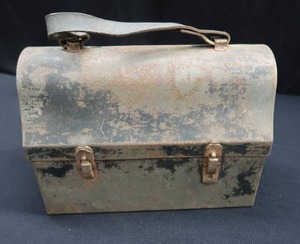 lot 112 image: ANTIQUE LUNCH PAIL