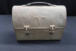 lot 117 image: VINATAGE VICTOR METAL THERMOS LUNCH PAIL