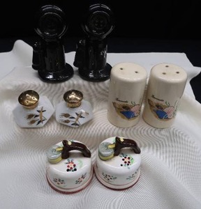lot 120 image: VINTAGE SALT AND PEPPER SHAKER SETS  X4