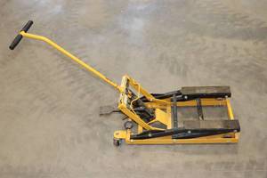 lot 6 image: ATVMotorcycle Lift